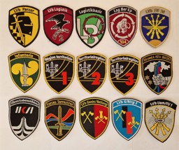 Image de Armee 21 Badge Sammlung OHNE KLETT. Bestehend aus 15 Stück verschiedenen Abzeichen